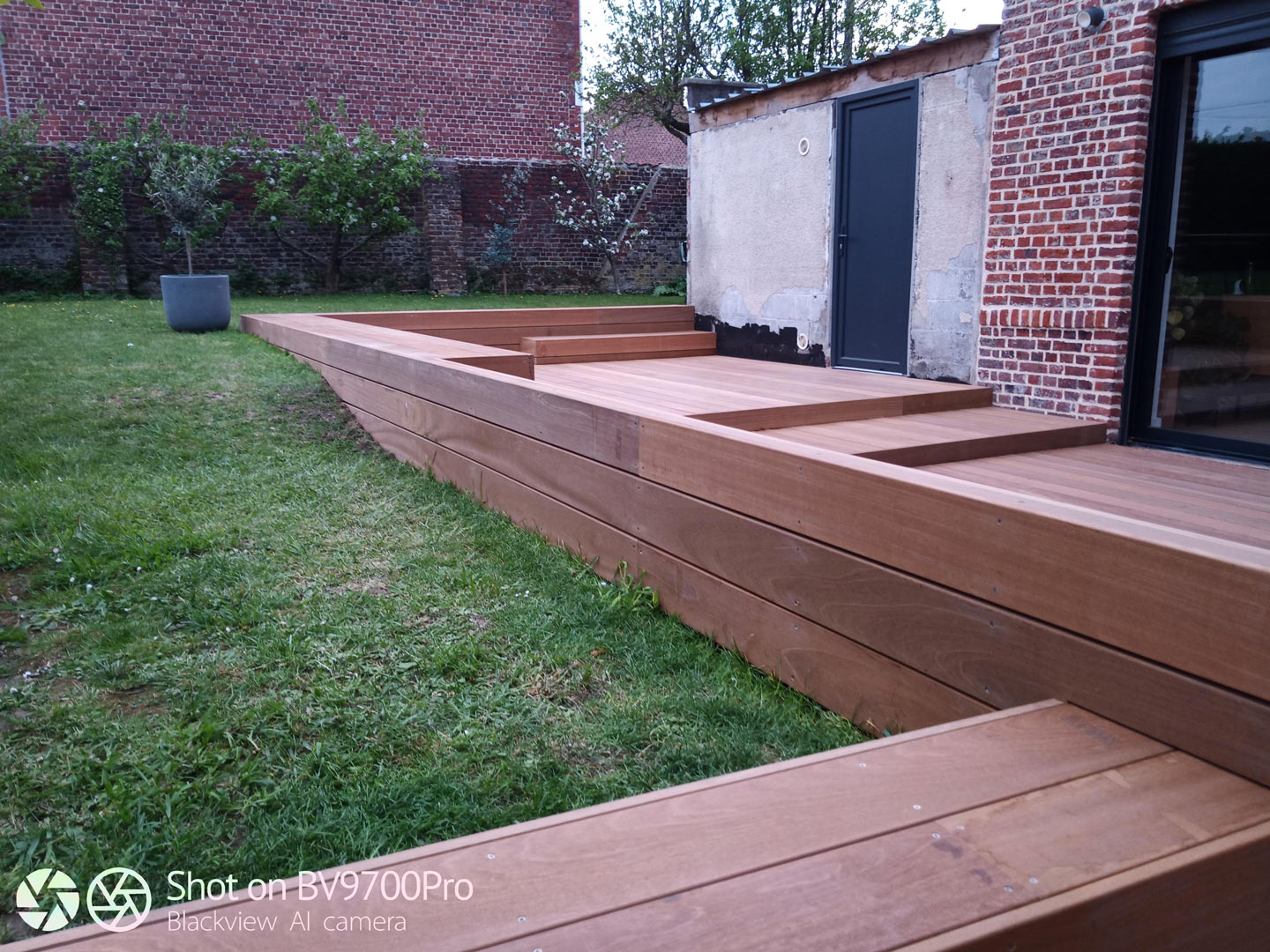 Terrasse en bois Bangkirai à Baisieux