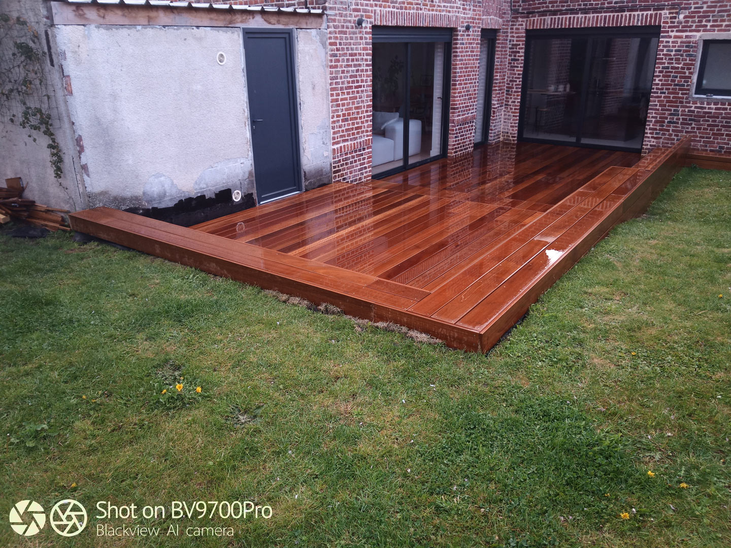 Terrasse en bois Bangkirai à Baisieux